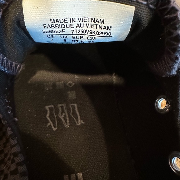 Converse Low Tops Women’s Size 7 Black & Grey LIKE NEW! - Picture 4 of 4